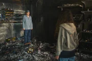Was ist hier nur passiert? Fred (Wilson Gonzalez, l.) und Aylin (Gülseren Erkut, r.) wollen den Grund für den Brand herausfinden.
