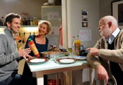 ARD STURM DER LIEBE FOLGE 1255, Nach der ausufernden Wanderung verstehen sich Nils (Florian Stadler, l.) und Tanjas Eltern Viola (Wookie Mayer, M.) und Franz (Wolfgang Freundorfer, r.) viel besser.