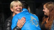 Von links: Mechthild (li.) und Stefanie empfangen Trödelexperte Mauro Corradino herzlich.