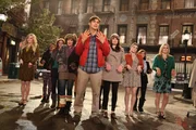 In seiner Fantasie durchlebt Walden (Ashton Kutcher, vorne) seine Zeit mit Kate als Darsteller in einem Musical ....