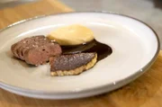 In Ounasvaara, Finnland, bereitet Joel eine Spezialität auf dem Holzfeuer zu: Rentierfilet mit dreierlei Knollensellerie.