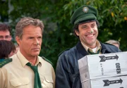 Im Haus des erfolgreichen Bildhauers und Malers Nobo Grün wird eine Vernissage veranstaltet. Hubert (Christian Tramitz, links) und Staller (Helmfried von Lüttichau), die ihrer Freundin Sabrina Rattlinger aus Gefälligkeit einige Kisten Prosecco liefern, bekommen jeweils einen grünen Punkt auf die Nase. Eine Idee der Veranstalter.