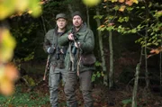 Thomasz (Adrian Topol) und Vinzenz Grieshaber (Michael Sideris) wollen unbedingt den kapitalen Hirsch erledigen.