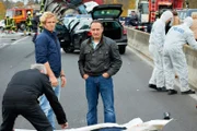 Trotz ihres Einsatzes kĂ¶nnen Paul (Daniel Roesner, l.) und Semir (Erdogan Atalay) den jungen Motorradfahrer namens Jonas nicht retten. Doch wer steckt hinter diesem brutalen Mord?