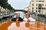 Kunsthistorikerin Petra Schaefer und Annette Krause auf dem Wassertaxi.