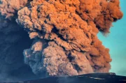 Auf Heimaey, der einzigen bewohnten Insel der Westmännerinseln, ereignete sich ein mächtiger Vulkanausbruch. Die Einwohner des gleichnamigen Fischerstädtchens wurden evakuiert und die Gebäude unter der Lava begraben.