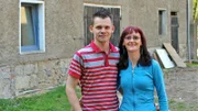 Claudia , (re.)  Holger (li.) und Sohn Jamie aus Dresden wollen ein Eigenheim. Ein Haus im Grünen soll es sein und möglichst wenig kosten. Nach fast vier Jahren Suche wird Holger fündig. Für unglaubliche 1.500 Euro ersteigert er ein Haus in Bad Gottleuba – unbesehen.