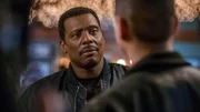 Chief Wallace Boden (Eamonn Walker, l.), unbekannte Person (Darsteller nicht erkennbar, Rückansicht)