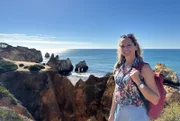 Mit rund 300 Sonnentagen im Jahr und über 130 traumhaften Stränden ist die Algarve eines der beliebtesten Urlaubsziele Europas. Von der eindrucksvollen Felsküste bis zur weniger bekannten Sandalgarve erkundet Tamina Kallert die facettenreiche Region im Süden Portugals. Tamina Kallert am „Praia da Falésia“, der das Ende der Felsalgarve markiert.