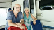 Die Sachsen sind wieder da! Rentner Hannes und seine Frau, Rentnerin Christine, reisen auf dem Marina di Venezia an.