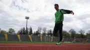 Roland Wegner wärmt sich für eine Trainingseinheit im Rückwärtsrennen auf.