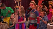 Vorne, l-r: Chloe (Jade Pettyjohn), Henry Hart (Jace Norman)