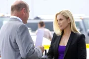 Calleigh (Emily Procter) spricht mit Det. Frank Tripp (Rex Linn) über Horatios vermeintlichen Tod.