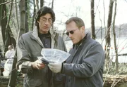 Nach einem bewaffneten Raubüberfall auf ein exquisites Berliner Schmuckgeschäft wird der Juwelendieb ohne Beute erschossen aufgefunden. Roiter (Winfried Glatzeder, li) und Zorro (Robinson Reichel, re) inspizieren am Tatort eine sicher gestellte Waffe. Gehörte sie seinem Komplizen, dem zweiten Mann?