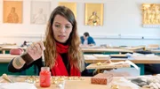 Cindy Reimers lernt in der Vergolderschule mit dem filigranen Werkstoff umzugehen.