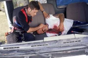 Roadie Florian Lenz (Jo Weil, li.) hilft der Medicopter-Crew, den verletzten Fahrer (Komparse) zu bergen, bevor der LKW in die Tiefe stürzt...
