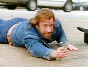 Zufällig werden Walker (Chuck Norris) und Trivette Zeugen eines Überfalles. Walker verfolgt einen der Diebe...