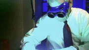 Ron Depaco beweist durch die Lasertechnik, dass der Fingerabdruck auf der Postkarte von Valerian Trifa ist.