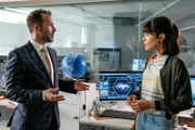 Ein renommierter Astrophysiker ist spurlos verschwunden und Kriminalkommissarin Lea Gomez (Jasmin Gassmann) befragt den Leiter des Deutschen Zentrums für Raumfahrt und Forschung Conner McCallum (Tomas Sinclair Spencer). Hat er etwas mit dem Verschwinden des Wissenschaftlers zu tun?