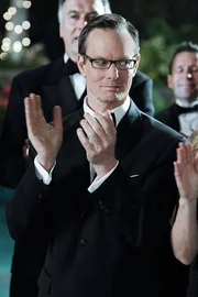 Der Schwerverbrecher Nate Haskell (Bill Irwin) hat sich bei einem Konzert von Langstons Ex-Frau Gloria unter die Gäste gemischt.