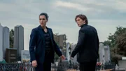 Louna Lloris (Anna Bardavelidze, l.) beschützt Nicolas Dardenne (Gustav Schmidt, r.) vor Schlägern, die sich an der Familie Dardenne rächen wollen.