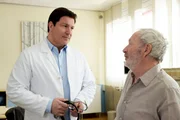 Ein Patient bereitet Christian (Francis Fulton-Smith, l.) große Sorgen: Der verwitwete Rentner Georg Knapp (Frieder Venus, r.) wird vom Pflegedienst seines Altenheims nur ungenügend versorgt.