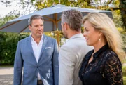 Christoph (Dieter Bach, l.) entschuldigt sich bei Erik (Sven Waasner, M., mit Tanja Lanäus, r.).