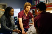 Wie betreuen einen Patienten: (l-r) Marlyne Barrett als Maggie Lockwood, Nick Gehlfuss als Dr. Will Halstead, Brian Tee als Dr. Ethan Choi (von hinten)
