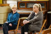 Jill (Jaime Pressly, l.); Tammy (Kristen Johnston, r.).