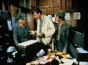 Potter und Hawkeye stellen fest, dass Klinger ein falsches Malaria-Prophylaxe-Medikament bestellt hat.