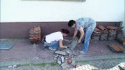 Antje (links) zerbricht einen Ziegel.