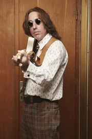 John Lennon (Alexander Schubert) mit seinem Lieblingsinstrument.