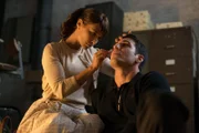 Ana Rivera (Paula Echevarría, l.); Alberto Márquez (Miguel Ángel Silvestre, r.)