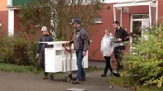 Als Jasmin und Maik das Möbelstück abholen, stellt sich heraus: Es ist größer als gedacht..!