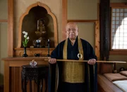 Roshi Gensho Hozumi, Zen-Meister im Tekishinjuku-Tempel, mit dem Stock der Erweckung in Kameoka.