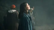 Wendie (Capucine Malarre) beteiligt sich an der Suche nach Gwen am Rand des „Felschaos“ in Huelgoat.