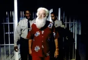 Santa Claus (Bill Erwin, M.) ist ins Gefängnis eingeliefert worden, weil er mit Gewalt verhindern wollte, dass sein Name missbraucht wird.