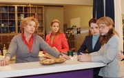Lisa (Alexandra Neldel, r.) erfährt von Agnes (Susanne Szell, l.) und Inka (Stefanie Höner, 2.v.r.), dass ihre Vorgängerinnen gehen mussten, weil sie sich in David verliebt hatten. Sabrina (Nina-Friederike Gnädig, 2.v.l.) lauscht amüsiert dem Gespräch.