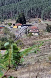 Die Fahrt auf der verschlungenen Strecke führt über Awramowo, dem mit 1.267 Meter über dem Meeresspiegel höchstgelegenen Bahnstopp des gesamten Balkans.