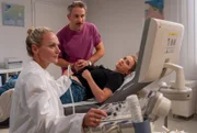 Greta (Laura Osswald, r., mit Pablo Sprungala, m.) ist wider Willen gerührt, als sie ihr Kind im Ultraschall sieht.