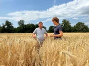 Gerste ja, Weizen nein. Was es bedeutet, auf PFAS-verseuchtem Boden Landwirtschaft zu betreiben, erfährt Lena Ganschow bei Erik Reiß in der Nähe von Rastatt.