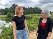 Maria mit ihrer Enkelin Tabea.