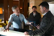Ben (Jörg Rohde, r.) beschleicht ein unguter Verdacht. Links Ingo (André Dietz), in der Mitte Matteo (Riccardo Angelini)