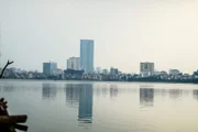 Ein Teil der Skyline von Hanoi entlang der Ufer des Westsees.