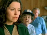 Jane (Sydney Walsh,li.) ist auf der Suche nach ihrer Vergangenheit. Sie kommt in eine kleine Ortschaft, in der sie früher schon mal gewesen sein muß. Annie (Pat Crawford Brown, mi.) und der Barkeeper (Don Hood) versuchen ihr zu helfen...