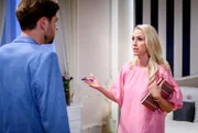 Larissa (Vivien Wulf, r.) reagiert genervt, als Henry (Elias Reichert, l.) sie zur Probe in die Enge treibt.