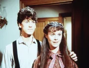Willie Oleson (Jonathan Gilbert, l.) und Rachel Brown (Sherri Stoner, r.) wollen heiraten. Da Willies Mutter gegen die Hochzeit ist, versuchen sie, in Lauras Pension unterzukommen.