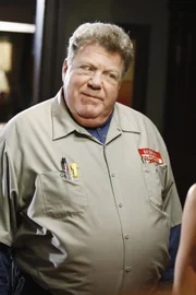 Zu Lebzeiten hat der Klempner George (George Wendt) seinen Job geliebt. Auch als Geist will er nicht aufhören, seinen Beruf auszuüben.