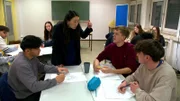Janni nutzt die Kunst-AG, um Elias besser kennenzulernen. Als er rassistisch beleidigt wird, greift sie wütend durch und schmeißt die Schüler raus. Elias zieht sich trotzdem zurück - aber Janni beschließt berührt, nicht aufzugeben.