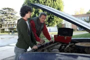 Versuchen, einen alten Wagen wieder auf Vordermann zu bringen: Mike (Neil Flynn, r.) und Axl (Charlie McDermott, l.) ...